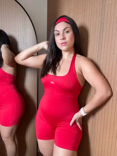 Macaquito Fitness com faixa de cabelo