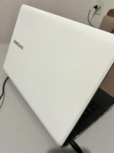 Notebook usado Samsung funcionando com detalhes