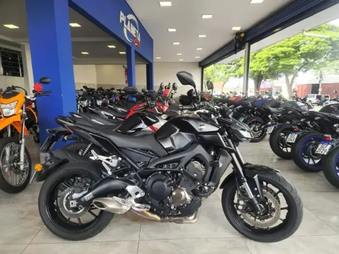 Yamaha MT 09 ABS, Modelo 2024, com apenas 2.300 km rodados, isso mesmo, 2.300km. 