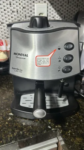 Cafeteira elétrica semi nova 