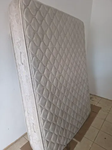 Vendo colchão de molas em bom estado e uma cama de casal