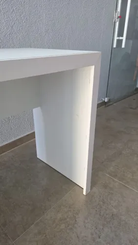 Mesa escrivaninha em bom estado de conservação, medindo 1,27 x 46,5 cm.  