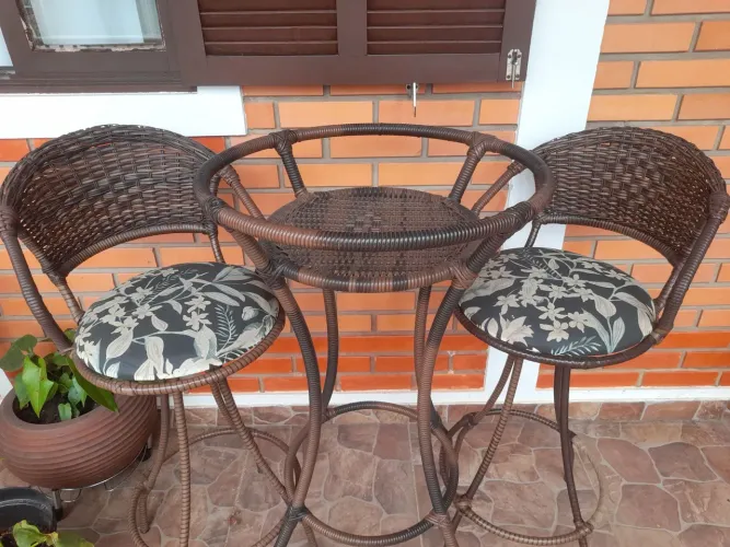 Mesa com 2 cadeiras de vime para área