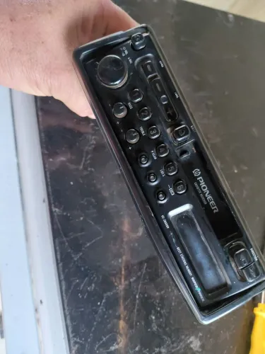Radio toca fitas pioneer para restauração.
