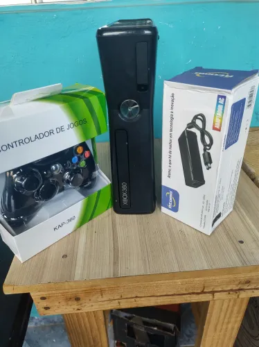 Xbox slim HD 500 GB desbloqueado rgh3 com um controle novo com fio