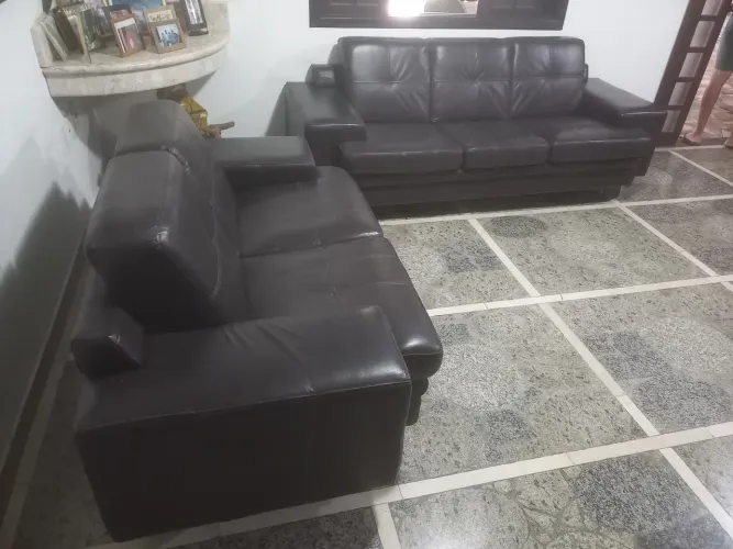 Sofá 100% couro legítimo 2 e 3 lugares. 