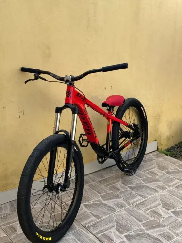 Hupi naja V9 2025
