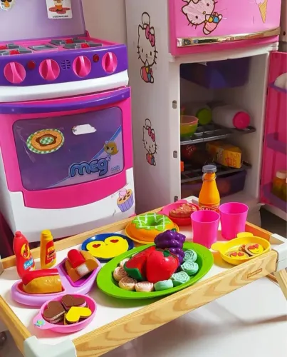 Fogão e geladeira de brinquedo