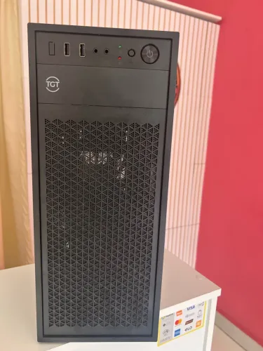 ? Gabinete para PC em bom estado, visual discreto, portas funcionando certinho.