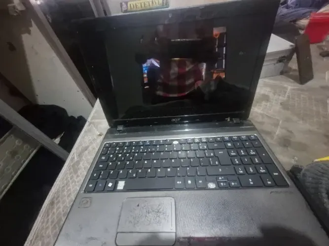 Notebook acer aspire, pra retirada de peças, mas ele funciona. 