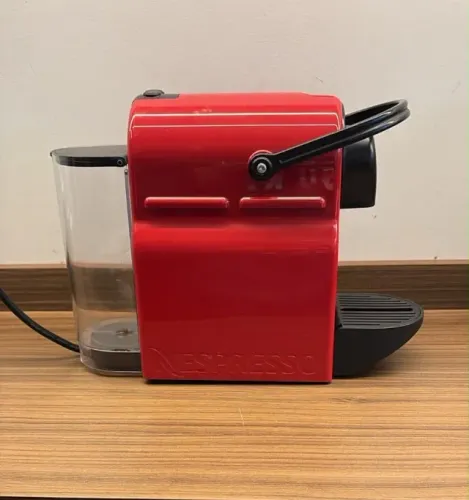 Cafeteira Nespresso Inissia C40 Vermelha