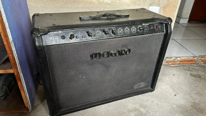 Amplificador meteoro pré válvulado 2x12