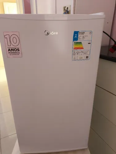 Vende-se frigobar Midea
