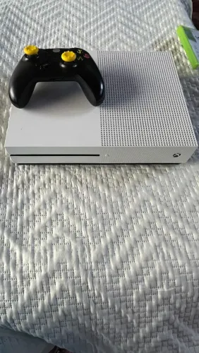 Aproveite a oportunidade de adquirir um Xbox one S 500G em perfeito estado de conservação.
