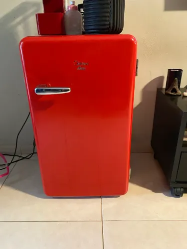 Mini Geladeira Retro Midea 110 Litros