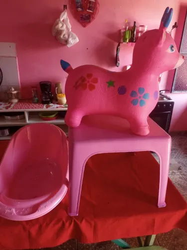 Mesa de criança, banheira de criança e pula pula feminino 