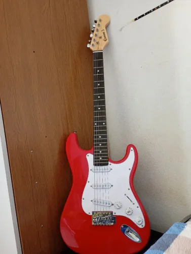 Guitarrinha vermelha Queens à venda usada apenas uma vez  preço 600 mais info entrar em ct