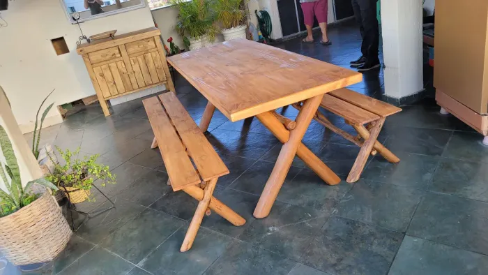 Mesa Rústica com 2 bancos 