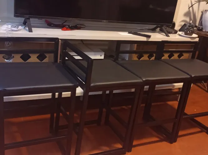 4 Banquetas novas, pretas. Estilo industrial.