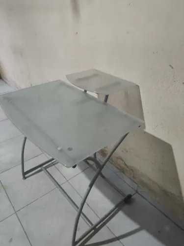 escrivaninha de vidro temperado com estrutura metálica