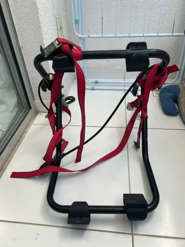 suporte metálico preto para bicicleta com tiras de fixação