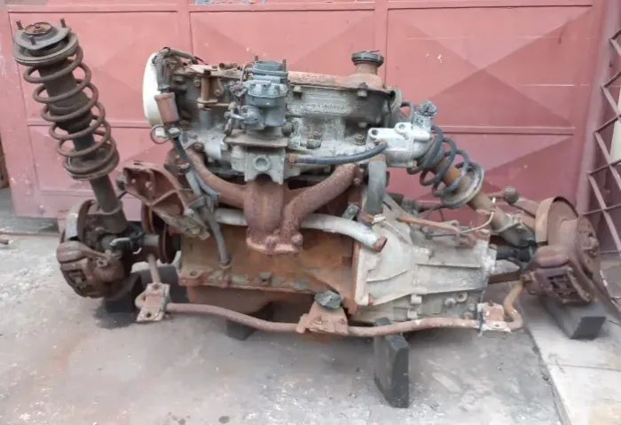 Motor de Fiat 147 1.3 com caixa e suspensão