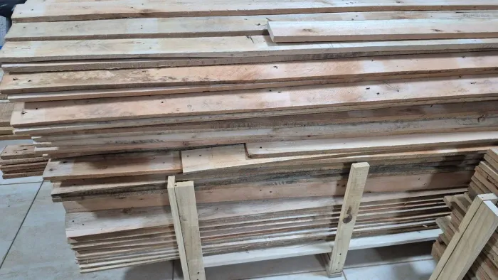 Ripas de paletes madeira eucalipto medida 2.45mt de comprimento por 0.05cm de largura.