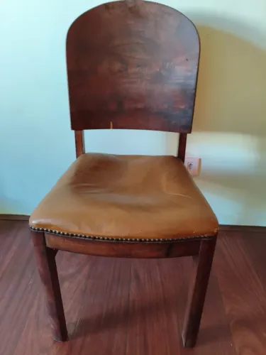 Cadeira Antiga em Madeira Maciça Vintage / Art Deco - Detalhes em Tachas