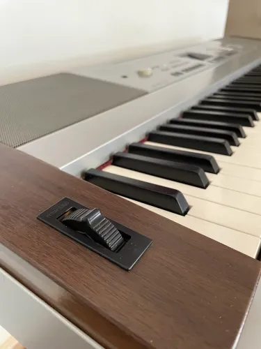 Piano digital Yamaha DGX-640