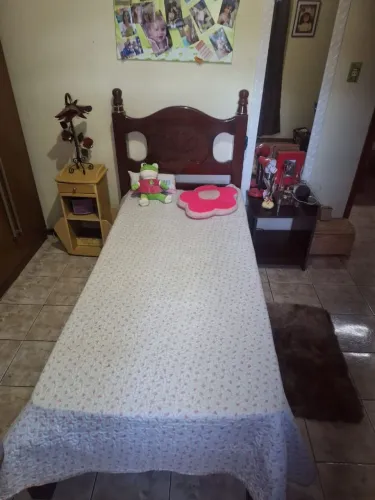 Cama de solteiro em madeira