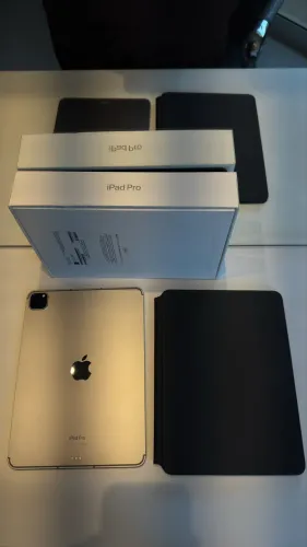 iPad Pro M1 Cellular + Magic Keyboard