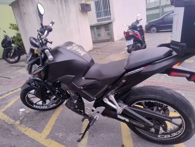 Vendo uma CB300f Twister CBS ano 2025 com apenas 9mil KM por R$23.500 a VISTA