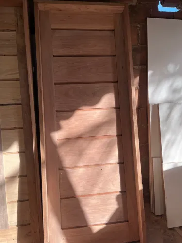 VENDE-SE portas; janelas; mesas e coisas na área de carpintaria. Tudo sob medidas ?