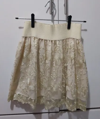 Saia bege com tule bordado em dourado