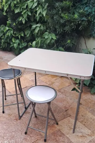 Mesa alumínio camping com duas banquetes. Todos retrateis.