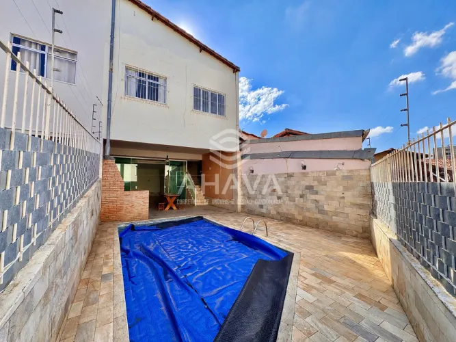 Casa Geminada com 3 Quartos sendo 1 Suíte à Venda, 127m², 3 Vagas, Bairro Santa Amélia, pr