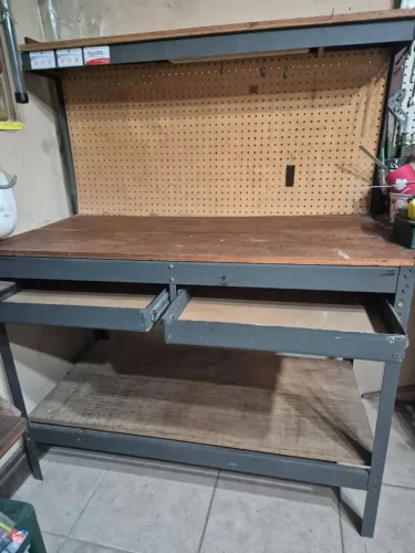 Bancada de Trabalho com prateleira e painel perfurado com 2 gavetas -em ótimo estado