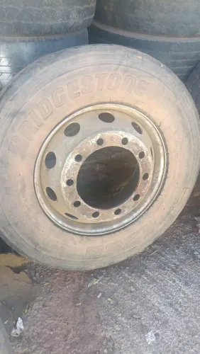 Roda e pneu 275