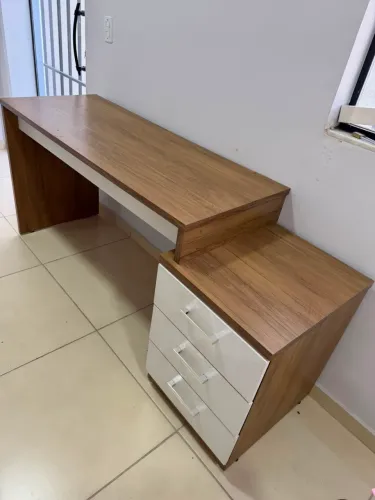 Escrivaninha modular com 3 gavetas