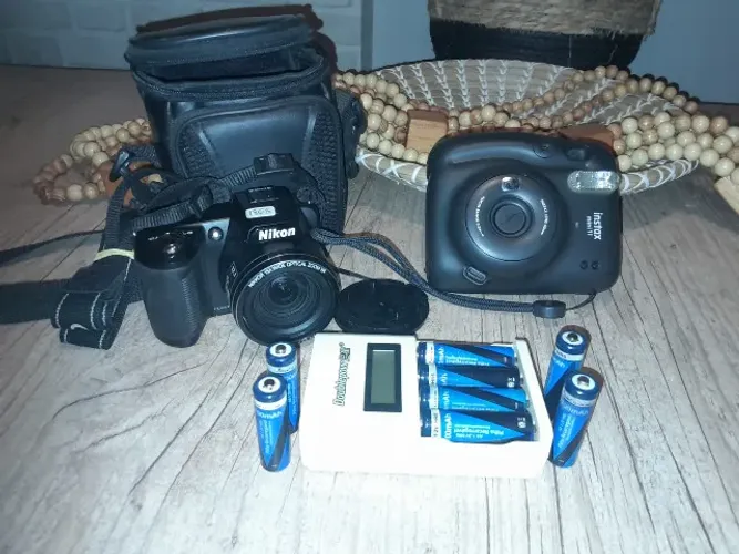 Câmera Digital Nikon COOLPIX L110, Máquina fotográfica Instax Mini11 e carregador de pilha