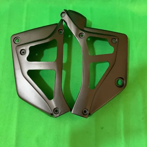 Par de tampa lateral inferior titan 150