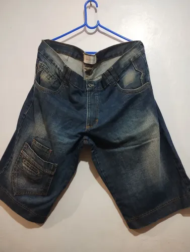 Bermuda jeans masculina, com bolsos bordados