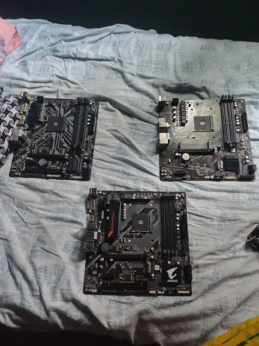 Placas mãe com defeito