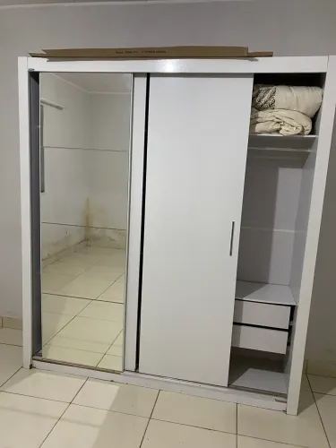 Doa-se guarda-roupa.