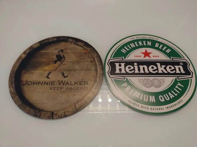 Kit com dois quadros redondos Heineken e Johnnie Walker - 30cm de diâmetro 