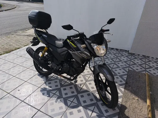 Yamaha Fazer 150 SED, ano 2015/2016, em bom estado de conservação.