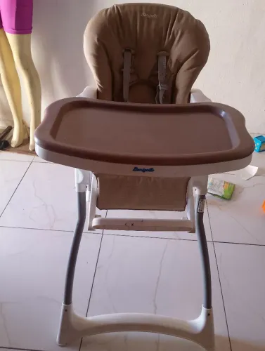 Vendo cadeirinha de alimentação está em estado de nova