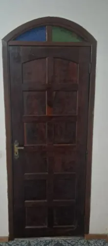 Porta Antiga em Madeira Maciça com Vitral Original e Entalhes