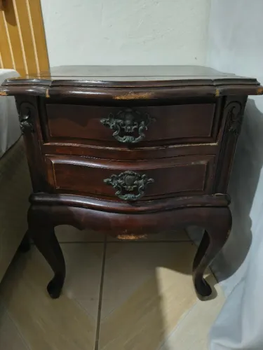 Mesa de cabeceira em madeira de lei maciça
