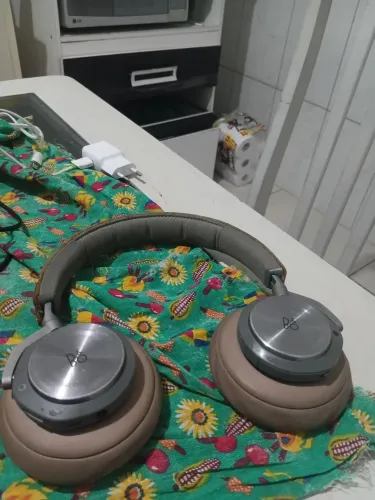 Fones de ouvido bang & olufsen beoplay HD sem fio e intra-au